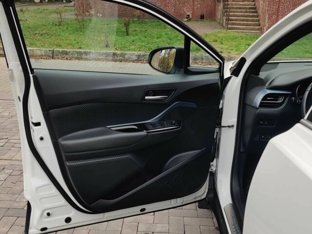 Белый Тойота C-HR, объемом двигателя 1.8 л и пробегом 86 тыс. км за 28000 $, фото 10 на Automoto.ua