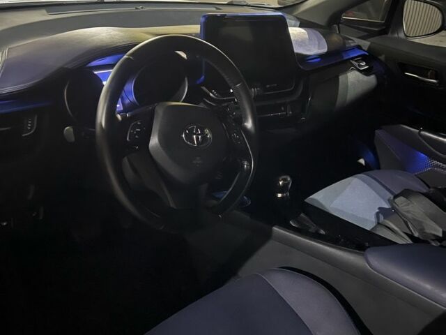 Белый Тойота C-HR, объемом двигателя 1.2 л и пробегом 92 тыс. км за 18700 $, фото 7 на Automoto.ua