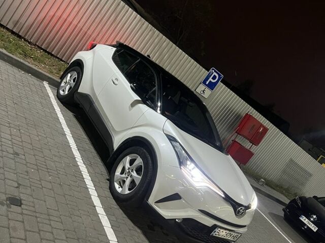Белый Тойота C-HR, объемом двигателя 1.2 л и пробегом 92 тыс. км за 18700 $, фото 1 на Automoto.ua