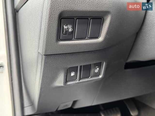 Белый Тойота C-HR, объемом двигателя 1.2 л и пробегом 168 тыс. км за 16900 $, фото 9 на Automoto.ua