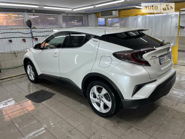 Белый Тойота C-HR, объемом двигателя 1.2 л и пробегом 101 тыс. км за 18500 $, фото 6 на Automoto.ua