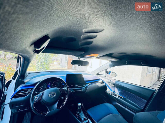 Белый Тойота C-HR, объемом двигателя 1.2 л и пробегом 103 тыс. км за 19500 $, фото 3 на Automoto.ua
