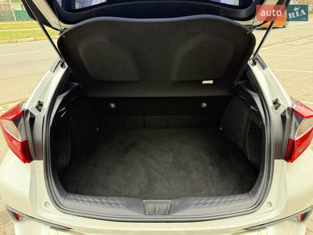 Белый Тойота C-HR, объемом двигателя 1.2 л и пробегом 105 тыс. км за 15500 $, фото 16 на Automoto.ua