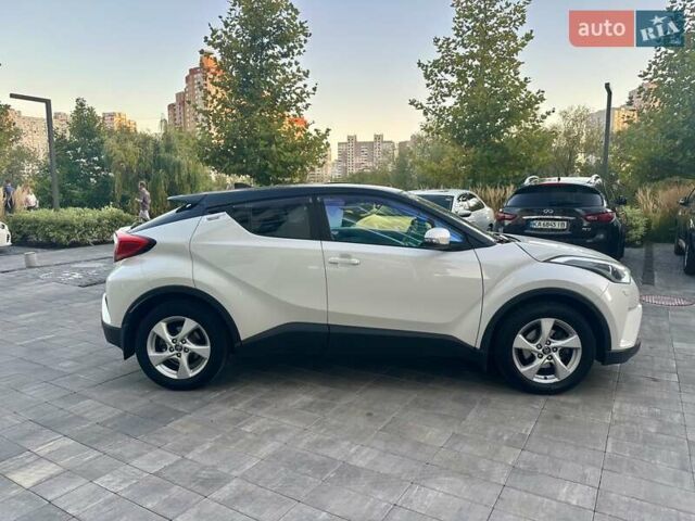 Белый Тойота C-HR, объемом двигателя 1.2 л и пробегом 146 тыс. км за 15700 $, фото 3 на Automoto.ua