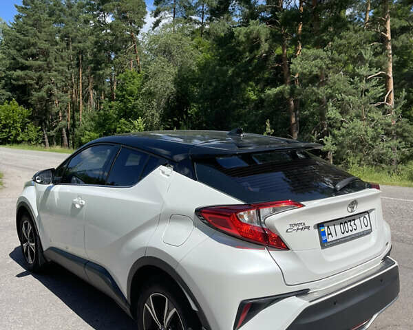 Белый Тойота C-HR, объемом двигателя 1.2 л и пробегом 81 тыс. км за 19000 $, фото 2 на Automoto.ua