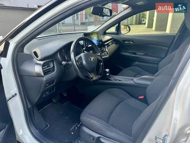 Белый Тойота C-HR, объемом двигателя 1.2 л и пробегом 146 тыс. км за 15700 $, фото 10 на Automoto.ua