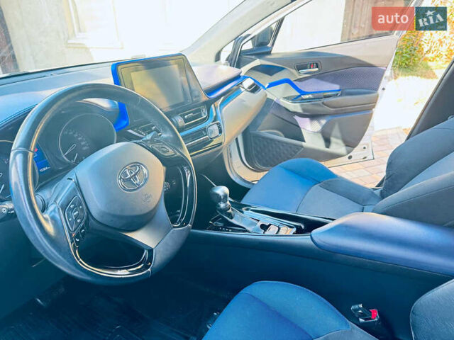 Белый Тойота C-HR, объемом двигателя 1.2 л и пробегом 103 тыс. км за 19500 $, фото 8 на Automoto.ua