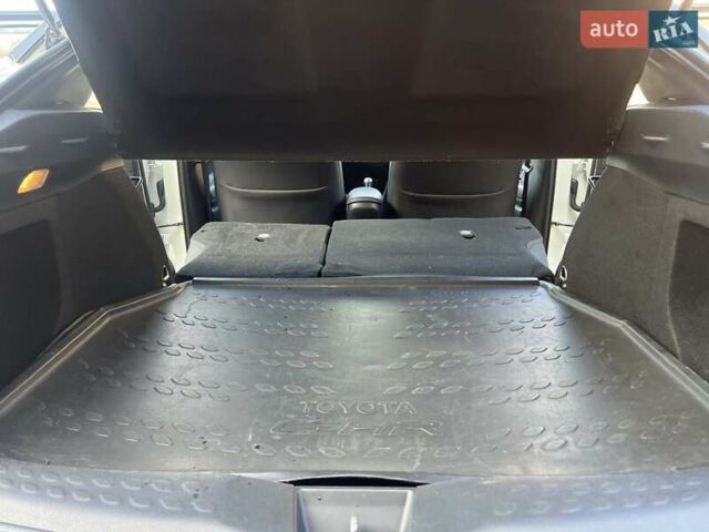 Белый Тойота C-HR, объемом двигателя 1.2 л и пробегом 168 тыс. км за 16900 $, фото 39 на Automoto.ua