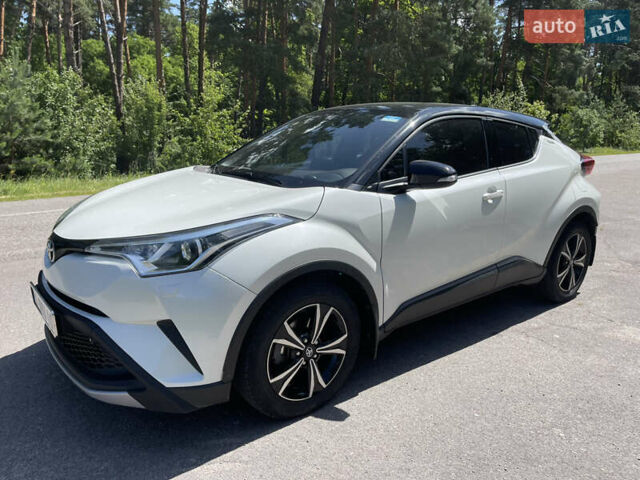 Белый Тойота C-HR, объемом двигателя 1.2 л и пробегом 81 тыс. км за 19000 $, фото 44 на Automoto.ua