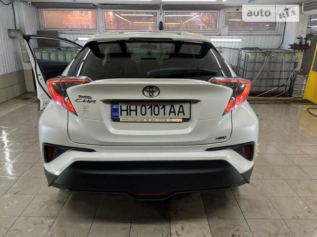 Белый Тойота C-HR, объемом двигателя 1.2 л и пробегом 101 тыс. км за 18500 $, фото 2 на Automoto.ua