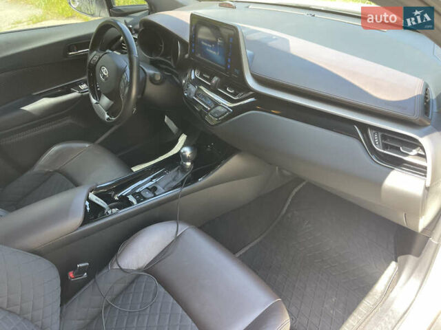 Белый Тойота C-HR, объемом двигателя 1.2 л и пробегом 81 тыс. км за 19000 $, фото 27 на Automoto.ua