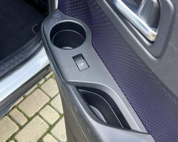 Белый Тойота C-HR, объемом двигателя 1.2 л и пробегом 168 тыс. км за 16900 $, фото 32 на Automoto.ua