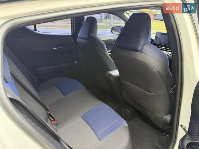 Белый Тойота C-HR, объемом двигателя 1.2 л и пробегом 105 тыс. км за 15500 $, фото 13 на Automoto.ua