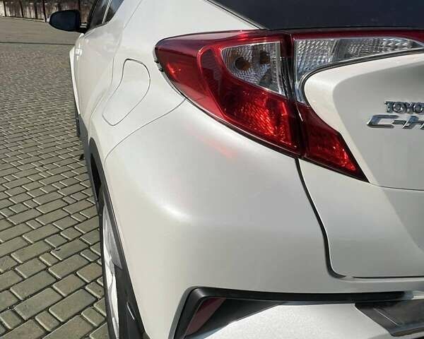 Белый Тойота C-HR, объемом двигателя 1.2 л и пробегом 168 тыс. км за 16900 $, фото 11 на Automoto.ua