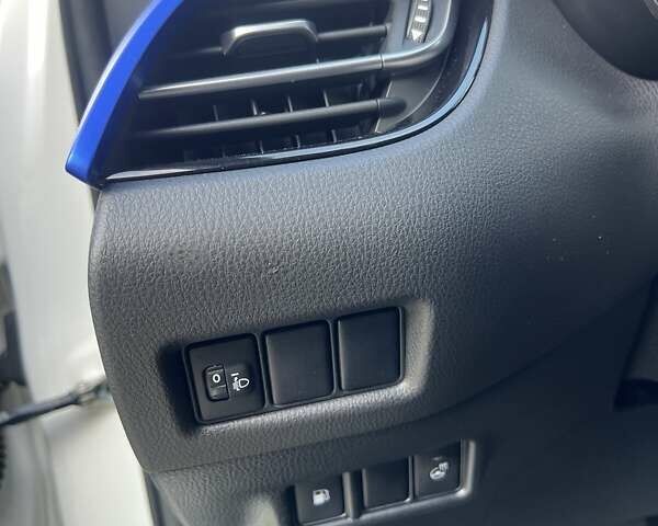 Белый Тойота C-HR, объемом двигателя 1.2 л и пробегом 168 тыс. км за 16900 $, фото 21 на Automoto.ua