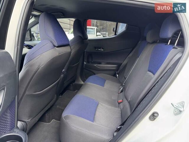 Белый Тойота C-HR, объемом двигателя 1.2 л и пробегом 168 тыс. км за 16900 $, фото 11 на Automoto.ua
