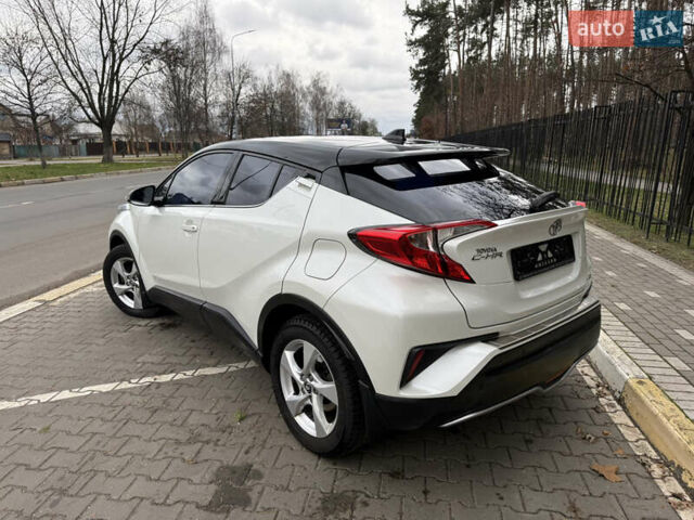 Белый Тойота C-HR, объемом двигателя 1.2 л и пробегом 105 тыс. км за 15500 $, фото 2 на Automoto.ua