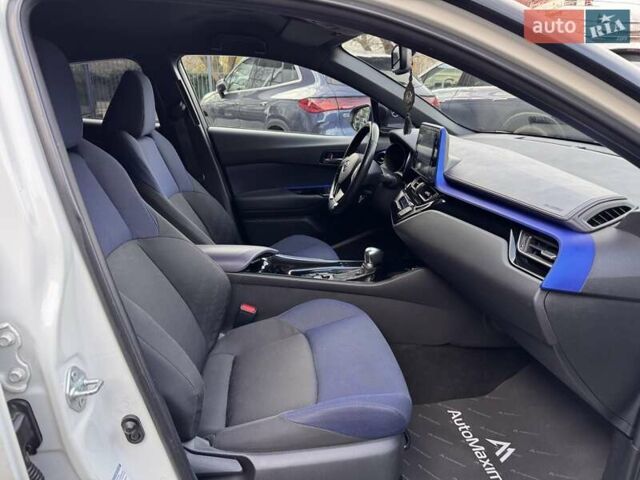 Белый Тойота C-HR, объемом двигателя 1.2 л и пробегом 168 тыс. км за 16900 $, фото 13 на Automoto.ua