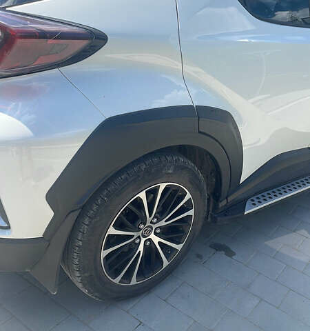 Белый Тойота C-HR, объемом двигателя 1.2 л и пробегом 76 тыс. км за 20000 $, фото 3 на Automoto.ua