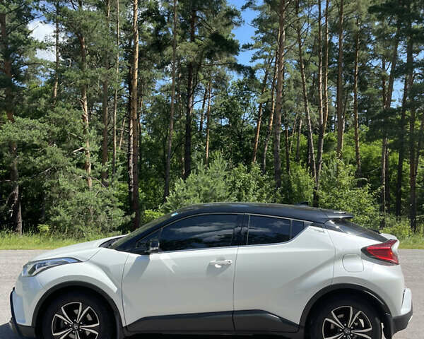 Белый Тойота C-HR, объемом двигателя 1.2 л и пробегом 81 тыс. км за 19000 $, фото 1 на Automoto.ua