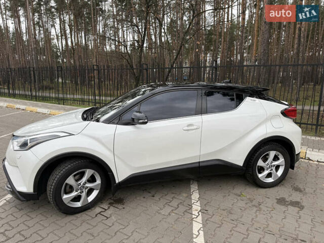 Белый Тойота C-HR, объемом двигателя 1.2 л и пробегом 105 тыс. км за 15500 $, фото 1 на Automoto.ua