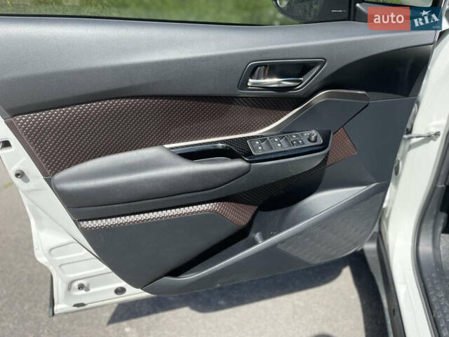 Белый Тойота C-HR, объемом двигателя 1.2 л и пробегом 81 тыс. км за 19000 $, фото 31 на Automoto.ua