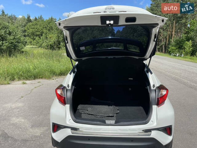 Белый Тойота C-HR, объемом двигателя 1.2 л и пробегом 81 тыс. км за 19000 $, фото 17 на Automoto.ua