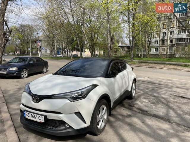 Белый Тойота C-HR, объемом двигателя 1.2 л и пробегом 103 тыс. км за 19500 $, фото 2 на Automoto.ua