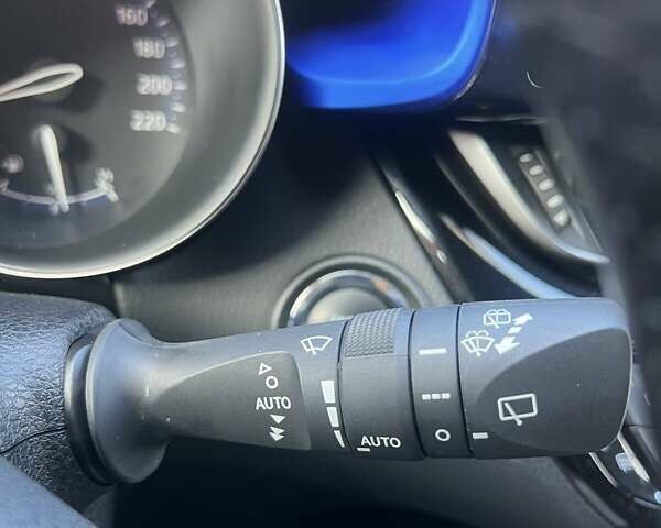 Белый Тойота C-HR, объемом двигателя 1.2 л и пробегом 168 тыс. км за 16900 $, фото 19 на Automoto.ua