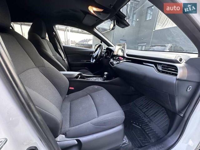 Белый Тойота C-HR, объемом двигателя 1.8 л и пробегом 161 тыс. км за 20500 $, фото 19 на Automoto.ua