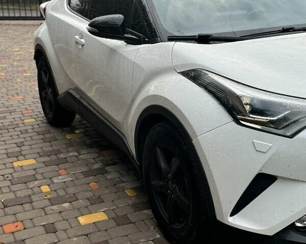 Белый Тойота C-HR, объемом двигателя 1.2 л и пробегом 110 тыс. км за 19500 $, фото 2 на Automoto.ua
