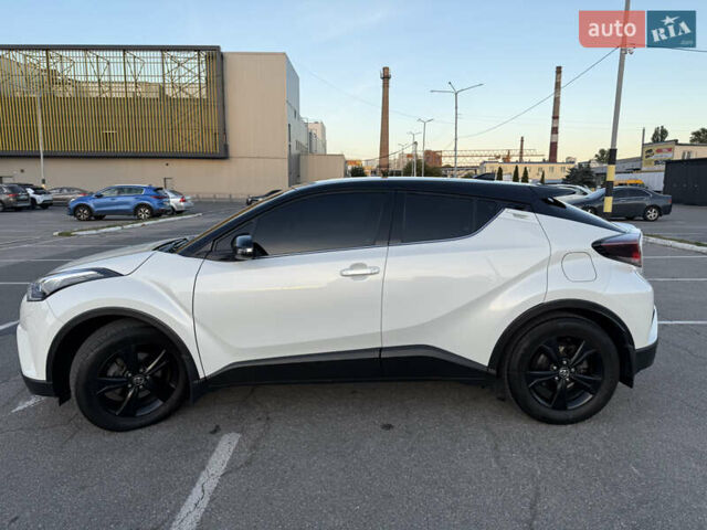 Белый Тойота C-HR, объемом двигателя 1.2 л и пробегом 116 тыс. км за 20000 $, фото 2 на Automoto.ua