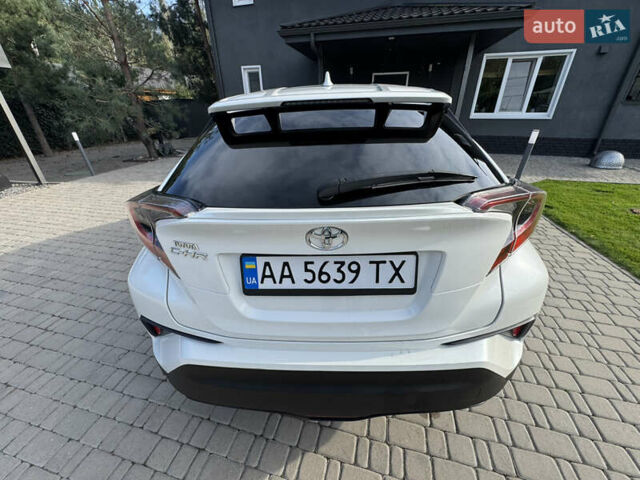 Белый Тойота C-HR, объемом двигателя 1.2 л и пробегом 140 тыс. км за 20000 $, фото 5 на Automoto.ua
