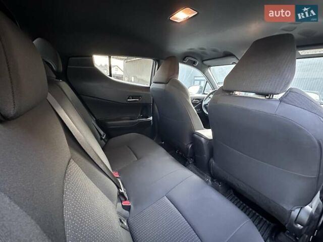 Белый Тойота C-HR, объемом двигателя 1.8 л и пробегом 161 тыс. км за 20500 $, фото 24 на Automoto.ua