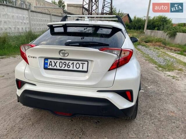 Белый Тойота C-HR, объемом двигателя 1.2 л и пробегом 105 тыс. км за 18600 $, фото 9 на Automoto.ua