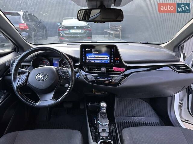 Белый Тойота C-HR, объемом двигателя 1.8 л и пробегом 161 тыс. км за 20500 $, фото 26 на Automoto.ua