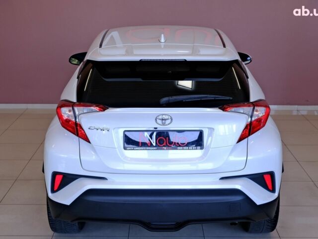 Белый Тойота C-HR, объемом двигателя 2 л и пробегом 94 тыс. км за 16900 $, фото 5 на Automoto.ua