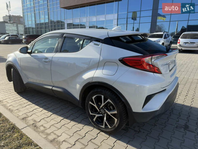 Белый Тойота C-HR, объемом двигателя 1.99 л и пробегом 49 тыс. км за 22000 $, фото 2 на Automoto.ua