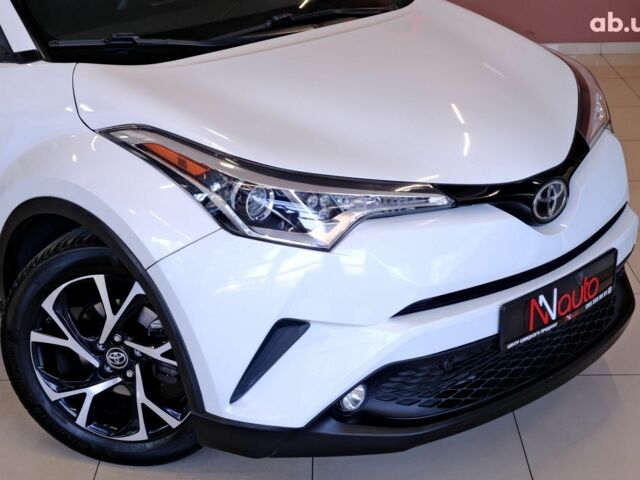 Белый Тойота C-HR, объемом двигателя 2 л и пробегом 94 тыс. км за 16900 $, фото 2 на Automoto.ua