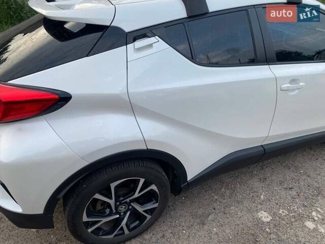 Белый Тойота C-HR, объемом двигателя 1.2 л и пробегом 105 тыс. км за 18600 $, фото 5 на Automoto.ua