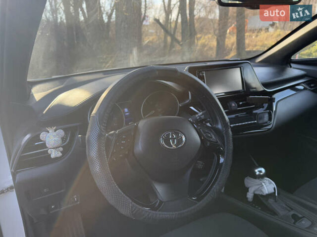 Белый Тойота C-HR, объемом двигателя 1.99 л и пробегом 49 тыс. км за 22000 $, фото 7 на Automoto.ua