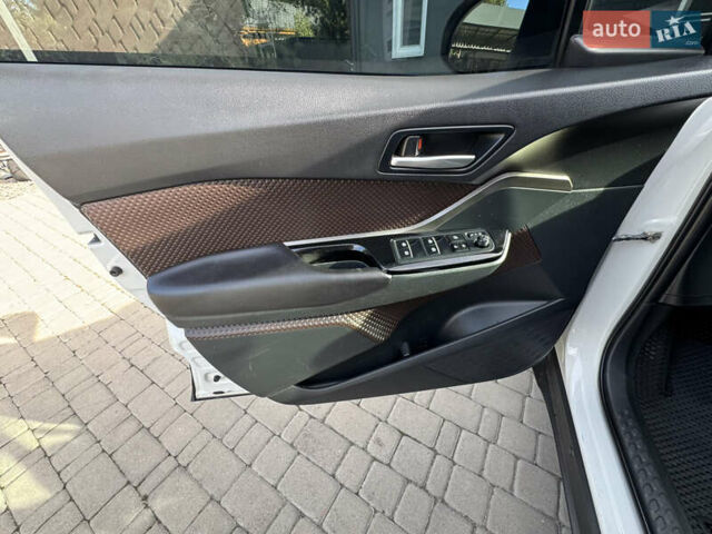 Белый Тойота C-HR, объемом двигателя 1.2 л и пробегом 140 тыс. км за 20000 $, фото 12 на Automoto.ua