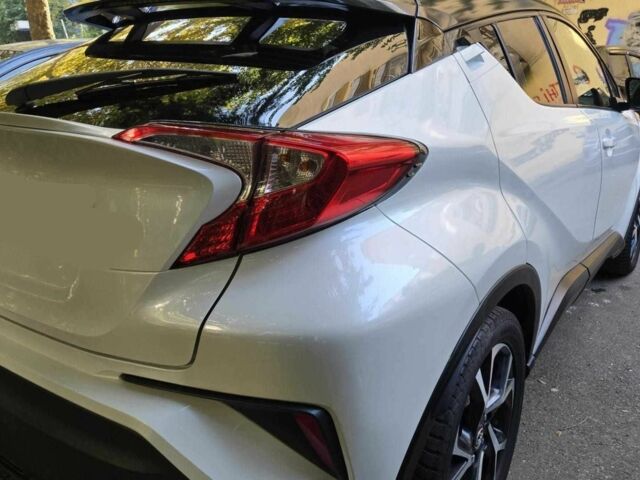 Белый Тойота C-HR, объемом двигателя 2 л и пробегом 98 тыс. км за 11200 $, фото 2 на Automoto.ua