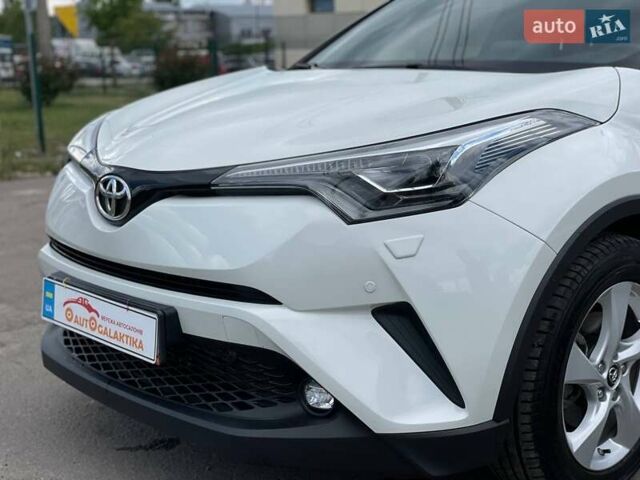 Белый Тойота C-HR, объемом двигателя 1.2 л и пробегом 128 тыс. км за 17999 $, фото 3 на Automoto.ua