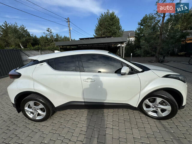 Белый Тойота C-HR, объемом двигателя 1.2 л и пробегом 140 тыс. км за 20000 $, фото 3 на Automoto.ua
