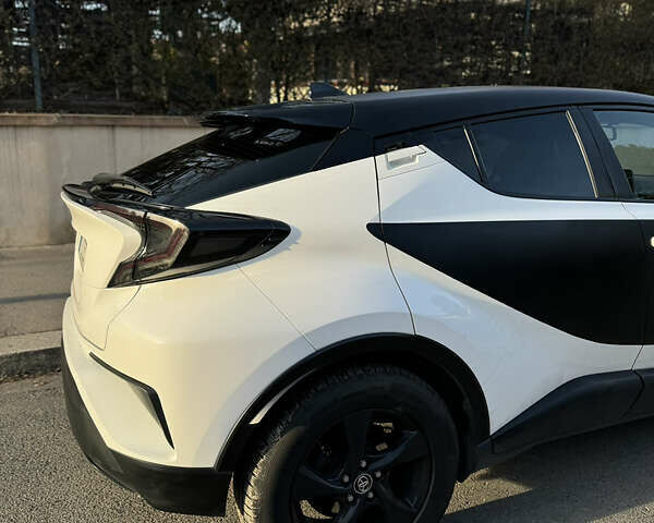 Білий Тойота C-HR, об'ємом двигуна 1.99 л та пробігом 80 тис. км за 21662 $, фото 4 на Automoto.ua