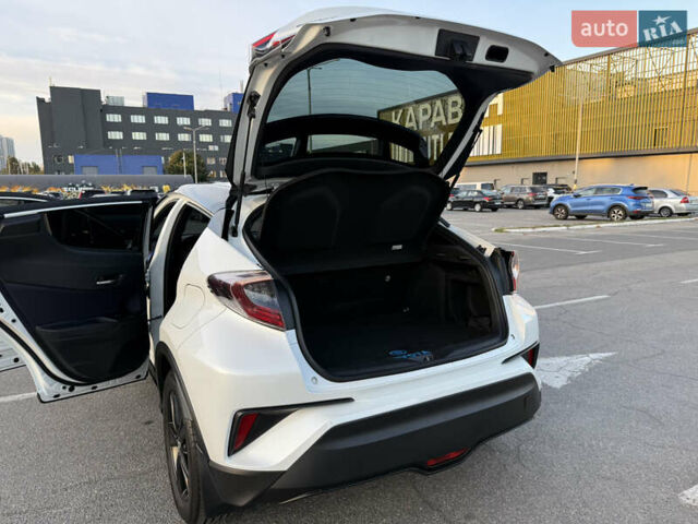 Белый Тойота C-HR, объемом двигателя 1.2 л и пробегом 116 тыс. км за 20000 $, фото 4 на Automoto.ua