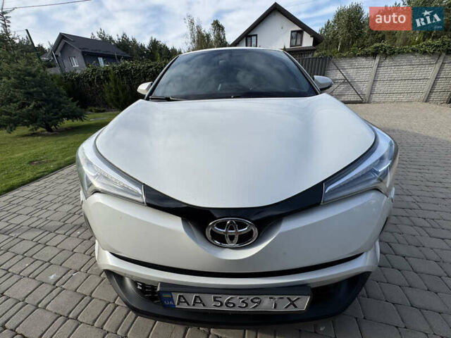 Белый Тойота C-HR, объемом двигателя 1.2 л и пробегом 140 тыс. км за 20000 $, фото 2 на Automoto.ua