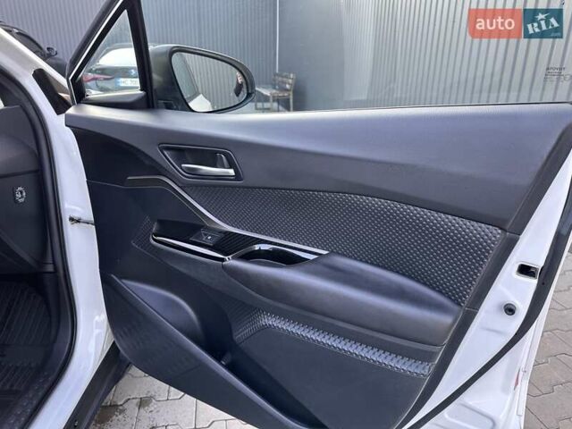 Белый Тойота C-HR, объемом двигателя 1.8 л и пробегом 161 тыс. км за 20500 $, фото 21 на Automoto.ua