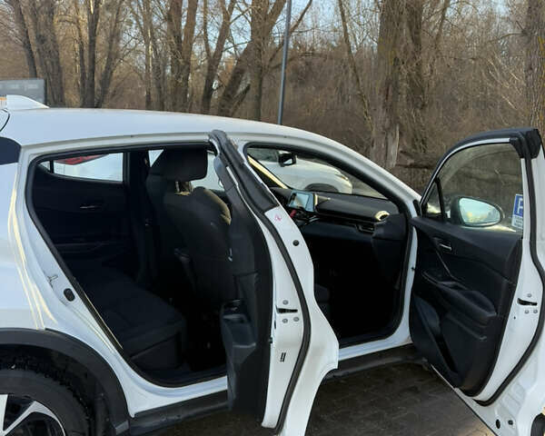 Белый Тойота C-HR, объемом двигателя 1.99 л и пробегом 49 тыс. км за 22000 $, фото 14 на Automoto.ua